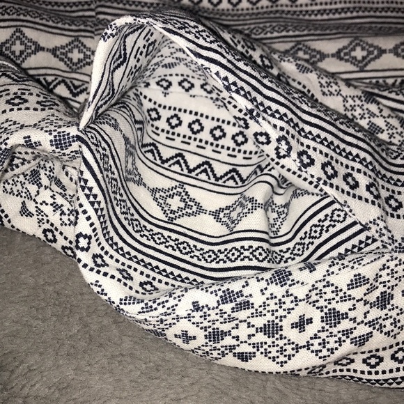 Romper from ‘FASHION ON EARTH’ size small, has a blue white pattern - Picture 7 of 9